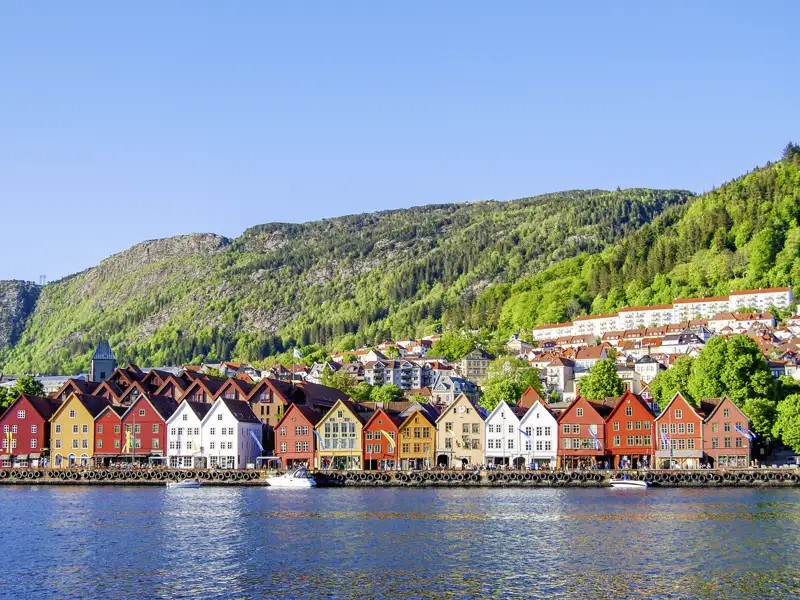 Bei Ihrer Reise beginnen wir in Bergen und sehen das farbenfrohe Hafenviertel Bryggen.