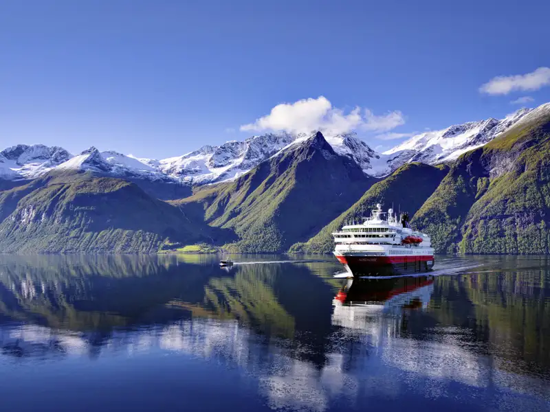 Bei Ihrer Reise gleiten Sie sanft durch die Fjordlandschaft Norwegens.
