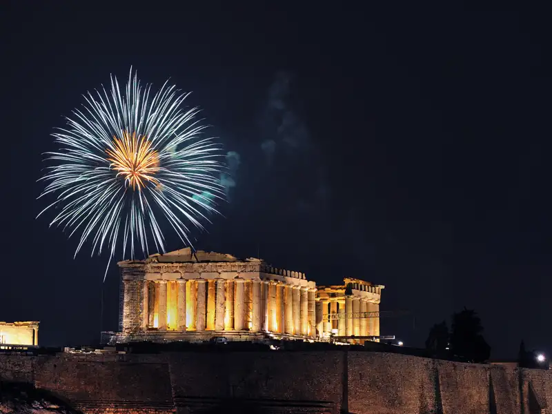 Der Blick auf die beleuchtete Akropolis gehört auch an Silvester zu den schönsten Panoramen der griechischen Hauptstadt