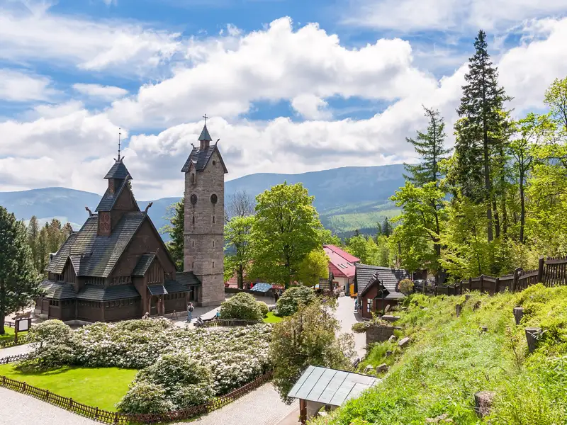Im Stadtteil Brückenberg werfen wir bei unserer Reise durch Polen einen Blick auf die eindrucksvolle norwegische Stabkirche Wang.