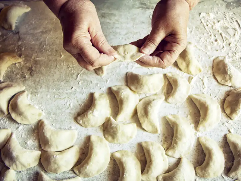 Zubereitung von Piroggen, die wir auf unserer Rundreise probieren können.