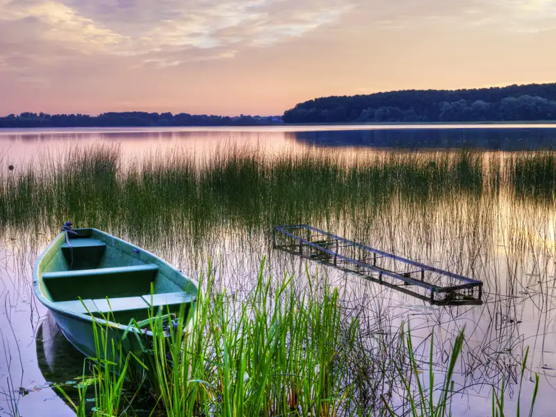 Bei Iherer Reise durch Polen besteigen wir ein Stakenboot und genießen bei einer Fahrt durch das Schutzgebiet die Ruhe und Natur.