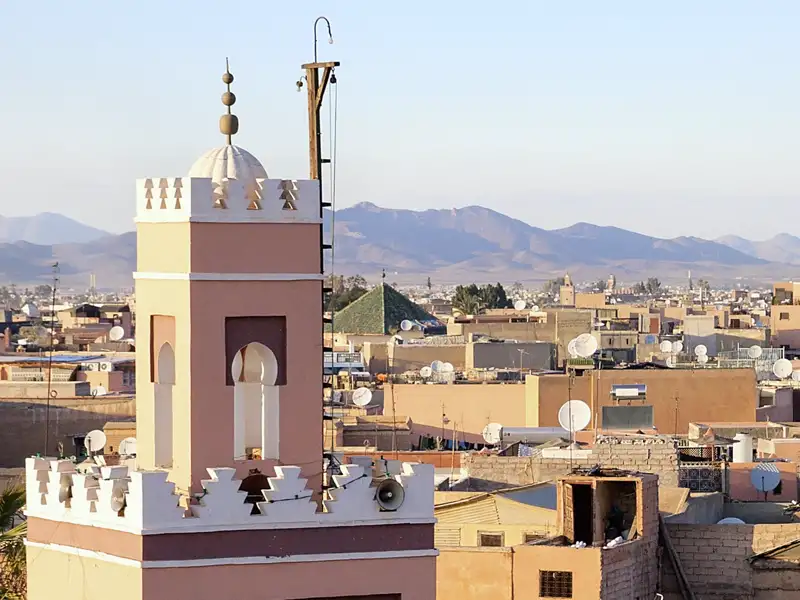 Rundgang am Vormittag Ihrer Reise durch Marrakesch: Es ruft der Muezzin vom Minarett der altehrwürdigen Koutoubia-Moschee, durch das Stadttor Bab Agnaou strömen Händler mit ihren Waren.