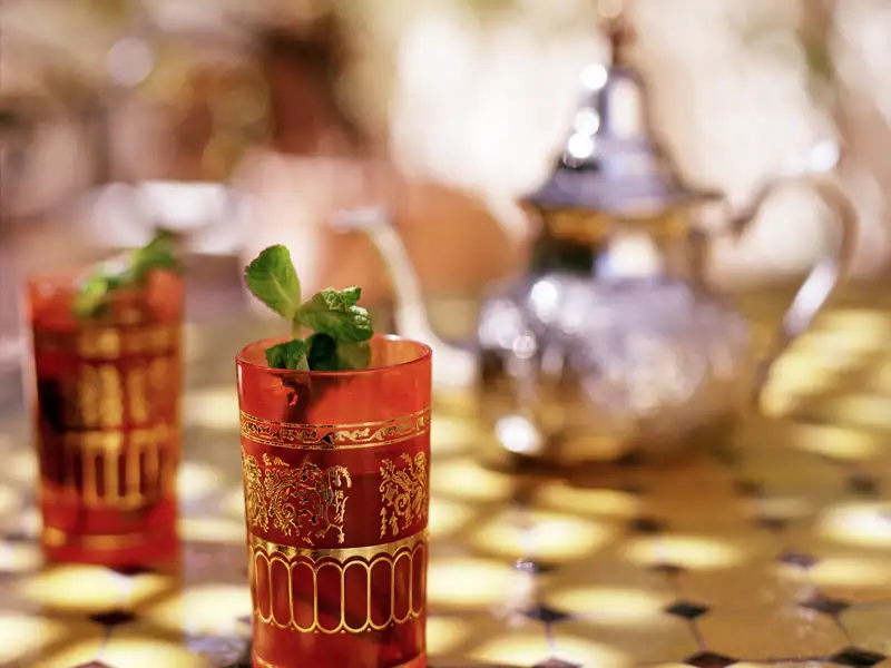 Genießen Sie auf Ihrer Reise durch Marokko orientalisches Flair und marokkanische Spezialitäten wie erfrischenden Minztee.