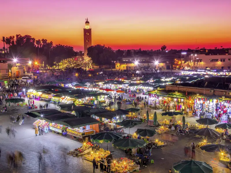 Bei Ihrer Reise durch Marokko geht es heute zum Djemaa el-Fna, dem einstigen Platz der Gehenkten. Heute tobt das Leben auf dem zentralen Marktplatz in Marrakesch.