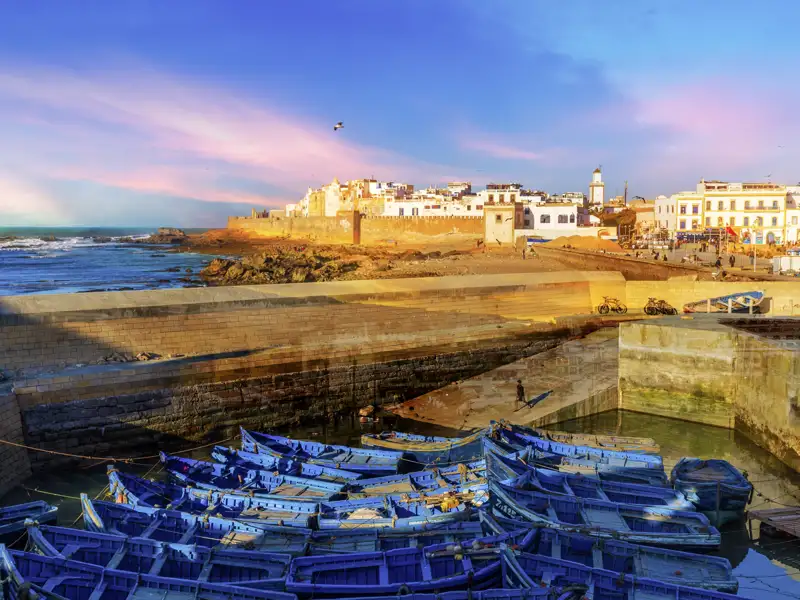 Bei Ihrer Reise durch Marokko geht es über die Schnellstraße vom Landesinneren nach Essaouira am Atlantischen Ozean. Der Sandstrand ist kilometerlang, die Brandung ein wahres Surferparadies. Die "weiße Stadt" ist Fischerort geblieben, am Hafen werden Boote gebaut und Netze geflickt.
