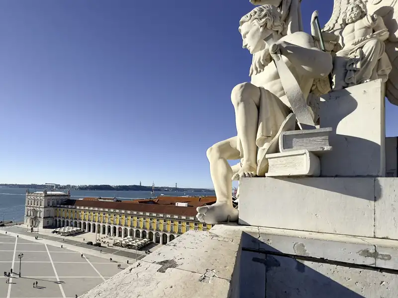 Genießen Sie auf Ihrer Städtereise mit Marco Polo den Ausblick auf den Hauptplatz Praca do Lisboa und das Meer.