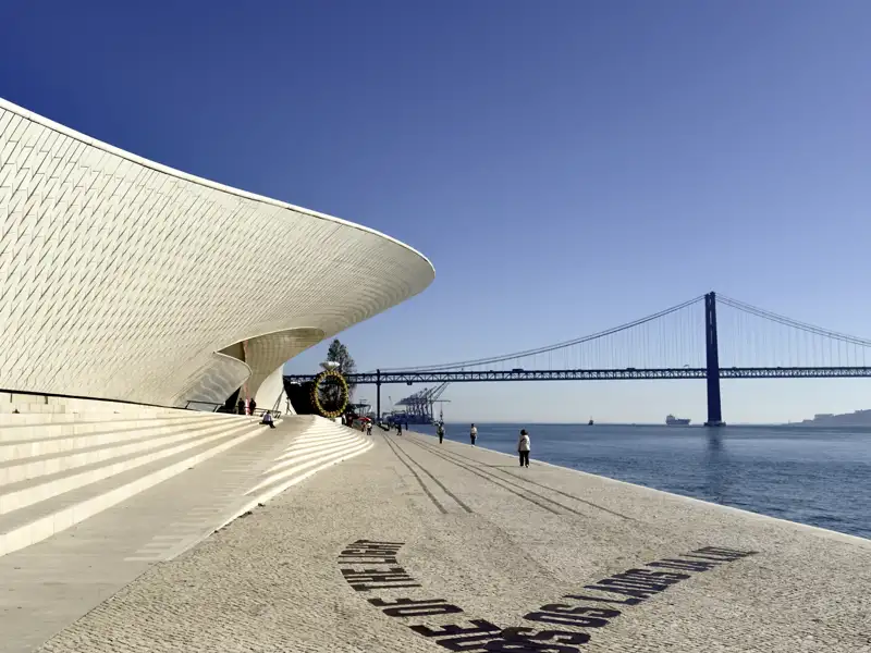 Das alte, aber auch das neue Lissabon, das Sie auf Ihrer Städtereise entdecken, ist jeden Besuch wert. Hier das Museum MAAT für zeitgenössische Kunst, Architektur und Technologie mit seiner einmaligen Architektur direkt am Fluss Tejo.