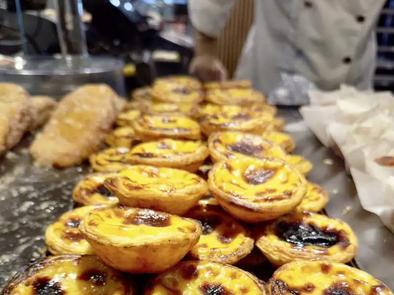 Pastel de Nata ist ein traditionelles portugiesisches Gebäck, das Sie auf Ihrer Städtereise mit Marco Polo nach Lissabon unbedingt probieren sollten.