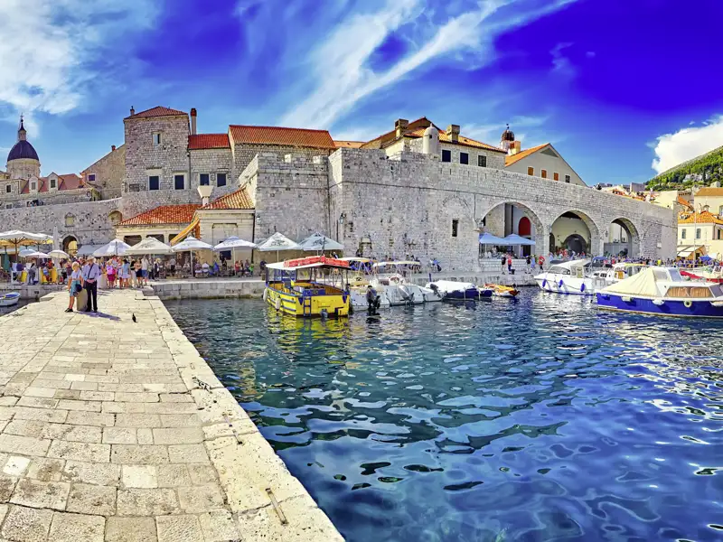 Bei Iherer Rundreise kommen wir nach Dubrovnik. Eine gewaltige Mauer umspannt die Stadt - genießen Sie Ihre freie Zeit in einem der vielen Straßencafés.