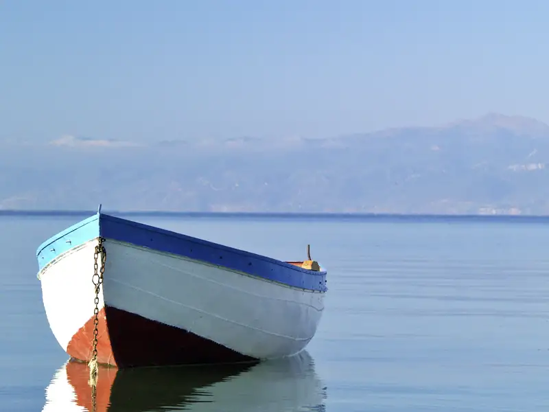 Der Ohrid-See schimmert je nach Tageszeit in den verschiedensten Blautönen. Zu entdecken auf unserer Rundreise durch Nordmazodonien, Albanien und Montenegro!