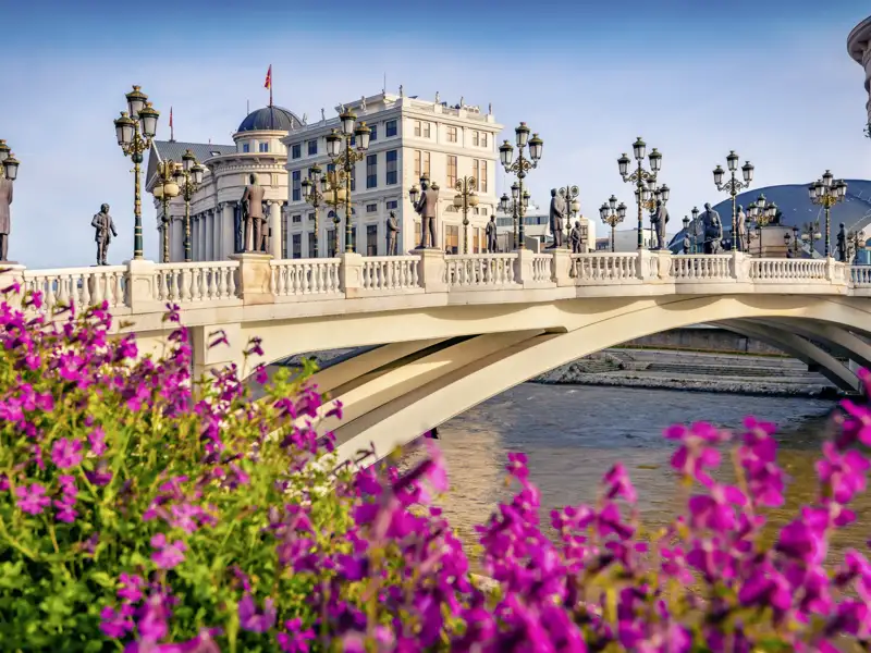 Bei unserer Rundreise durch Nordmazedonien besuchen wir Skopje, die Hauptstadt. Hier sehen wir das Wahrzeichen der Stadt: die bekannte Steinbrücke über den Vardar, die einst die zwei Hälften der Altstadt miteinander verband.