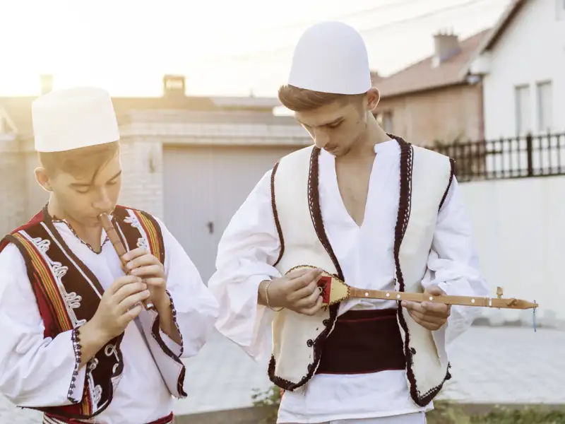 Zu wichtigen Anlässen tragen die Bewohner Albaniens immer noch ihre traditionelle Tracht. Ihre Reiseleitung kann Ihnen viel über regionale Bräuche und Traditionen auf der Rundreise erzählen.