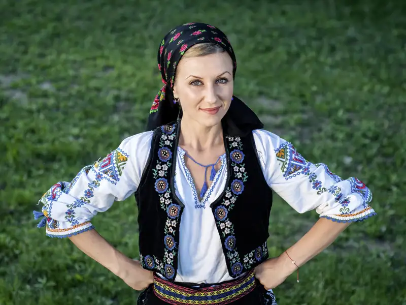 Auf Ihrer individuellen Rundreise durch Rumänien werden Sie sehen, dass vor allem in den ländlichen Regionen die reiche Foklore bewahrt wird - in traditionellen Trachten, Keramiken oder Holzschnitzereien.