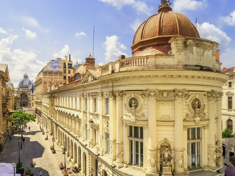 Historische Architektur der Altstadt von Bukarest mit Blick auf die Gebäude und die Straße.