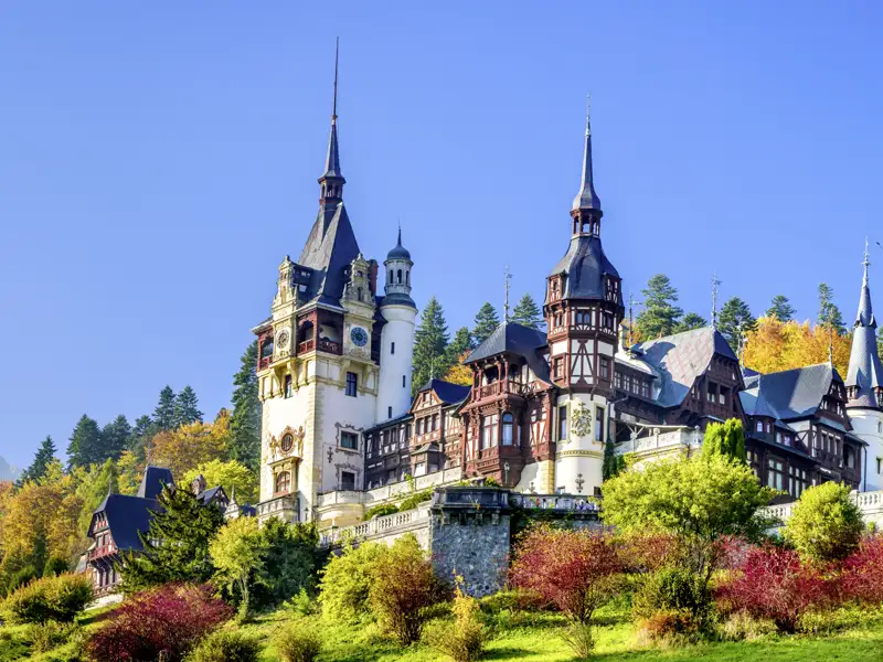 Schloss Peleș mit seinen Türmen und der detaillierten Architektur im Herbst.