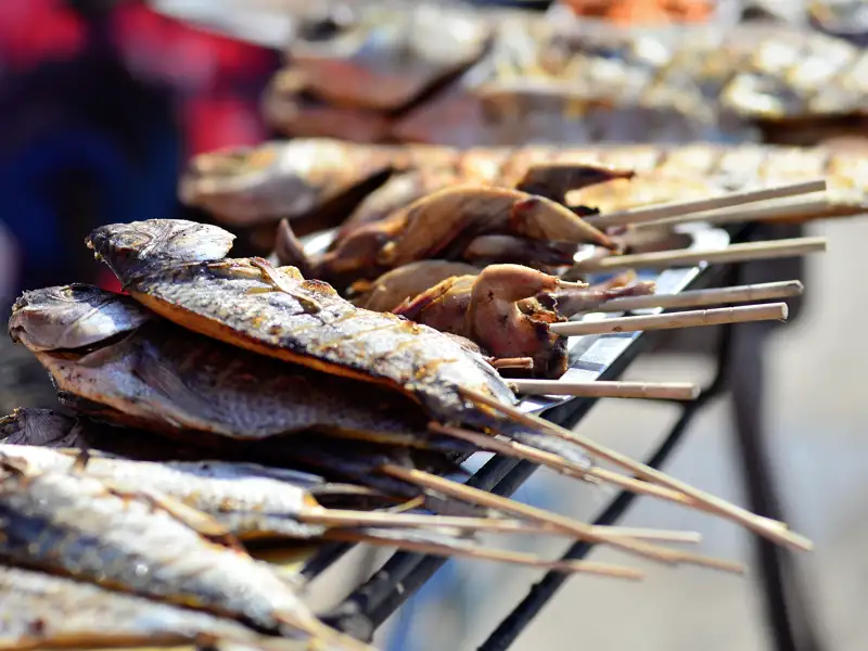 Gegrillter Fisch und Meeresfrüchte auf Spießen, eine lokale Spezialität, welche Sie bei Ihrer Reise nach Lillehammer in Norwegen probieren können.