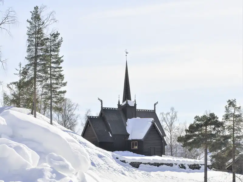 Auf Ihrer Reise besuchen wir das Freiluftmuseum Maihaugen in Lillehammer, wo wir unter anderem die Stabkirche Garmo sehen können.