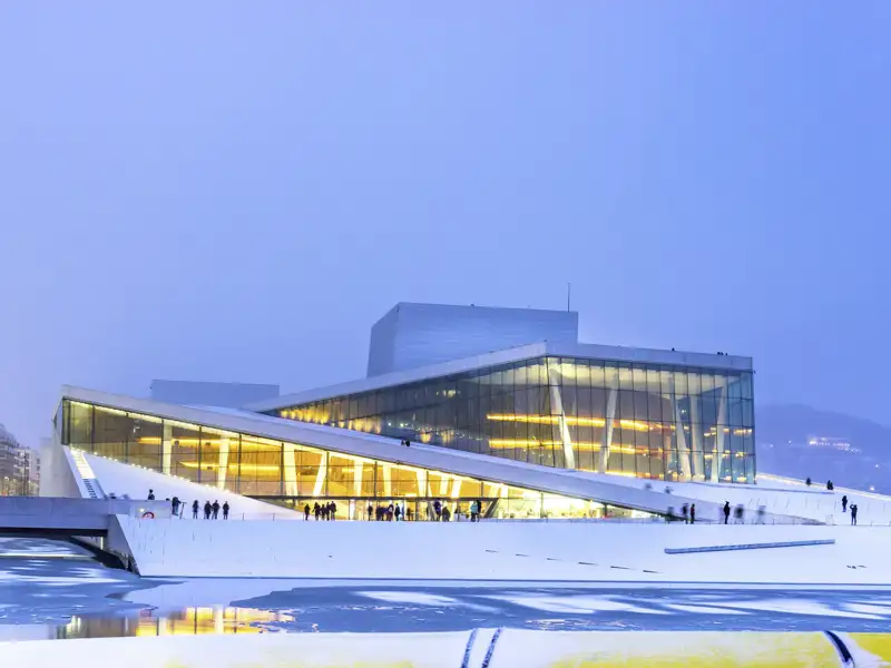 Auf ihrer Reise nach Lillehammer in Norwegen passieren Sie das Opernhaus von Oslo bei einer Rundfahrt.