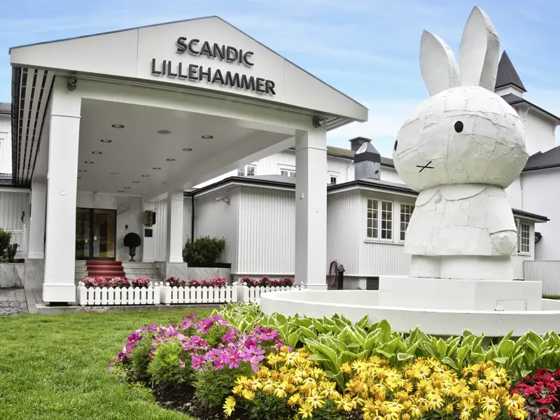 Auf Ihrer Lillehammer Reise wohnen Sie im Hotel Scanic. Der einladene Eingangsbereich mit dem Brunnen und der bunt bepflanzten Rabatte laden Sie ein.