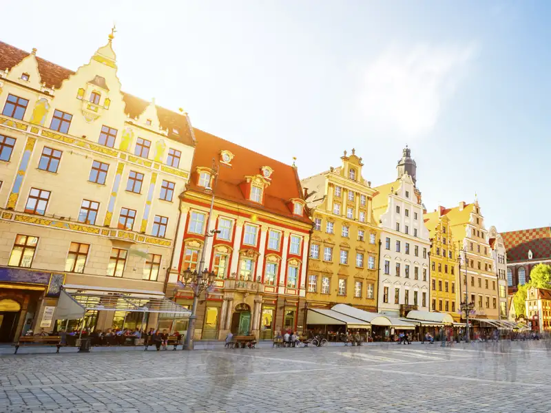 Auf unserer Top-Preis-Reise sehen wir historische Gebäude am Marktplatz von Breslau.