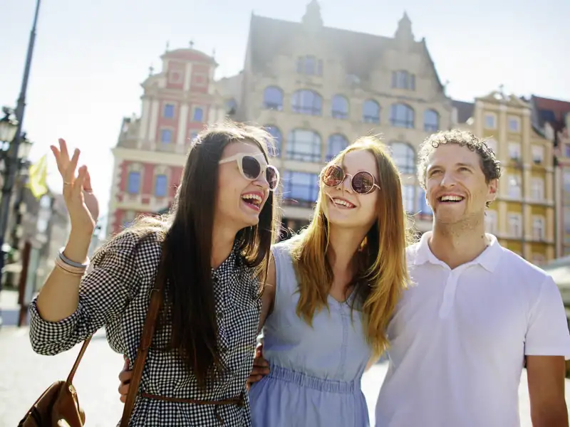 Breslau (Wroclaw), das historische Juwel mit den vielen Brücken und der jungen studentischen Atmosphäre, lernen wir auf unserer Top-Preis-Reise durch Südpolen auf einem Stadtrundgang kennen.