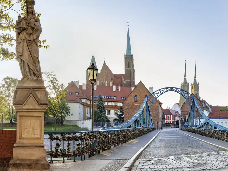 Auf unserer Top-Preis-Reise nach Breslau werden wir viele Brücken bewundern. Hier die Dombrücke in Breslau, die die Sandinsel mit dem nach wie vor Dominsel genannten Stadtviertel verbindet.