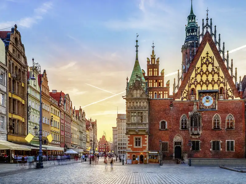 Auf unserer Top-Preis-Reise sehen wir den Marktplatz von Breslau mit dem historischen Rathaus.