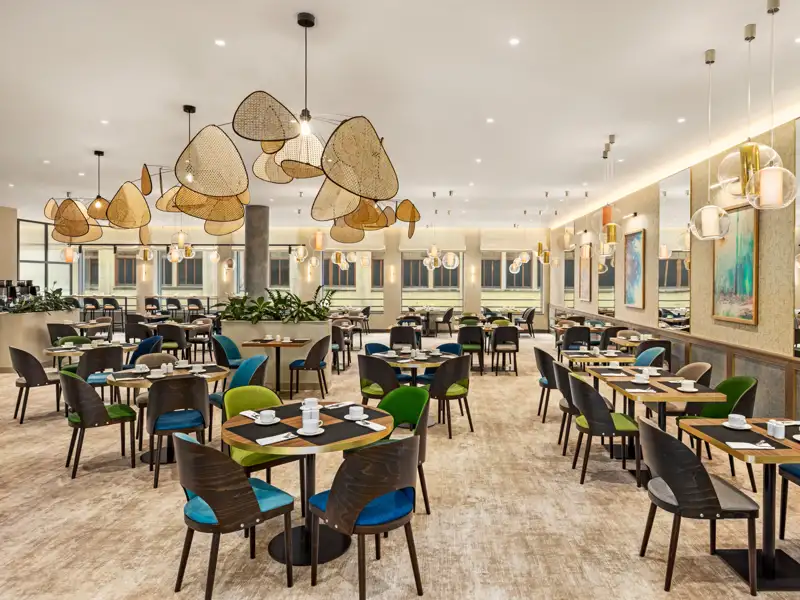 Auf unserer Top-Preis-Reise übernachten wir im Hotel Wyndham Wroclaw Old Town. Hier der Blick in den Speisesaal.