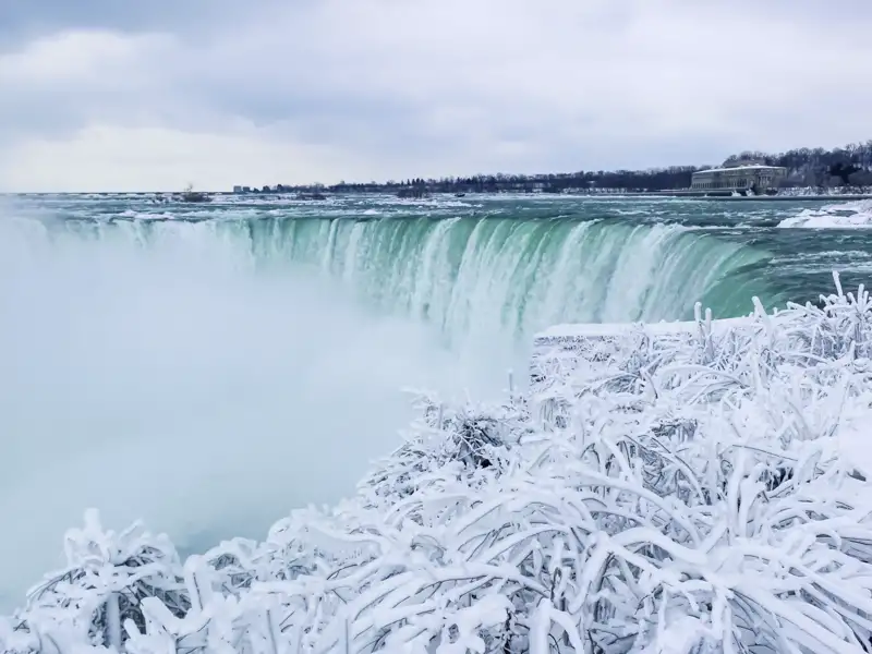 Zu Beginn unserer Rundreise entlang der Ostküste Kanadas, bewundern wir die eisigen Niagarafällen eingebettet in glitzernde Winterlandschaft.