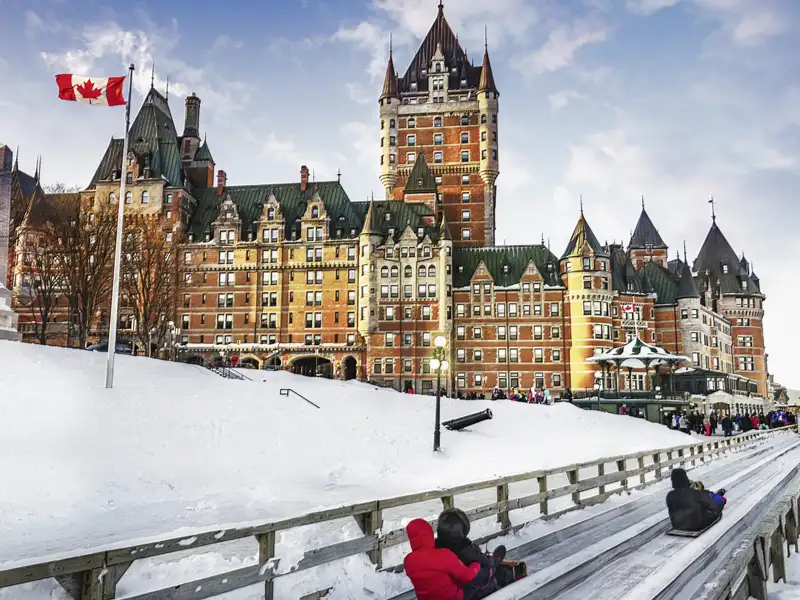Auf unserer Rundreise im Winter entlang der Ostküste Kanadas rodeln wir in Québec City auf der 250 m langen Eisschlittenbahn vor der Kulisse des historischen Château Frontenac.