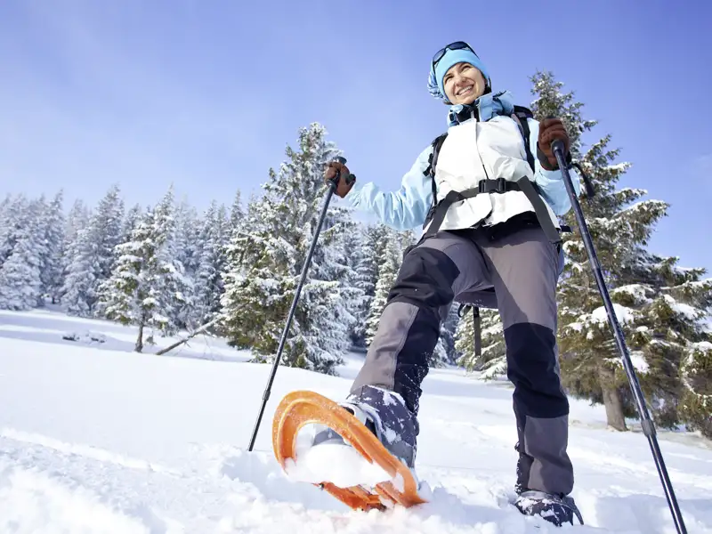 Auf unserer Rundreise entlang der Ostküste Kanadas wartet Winteraction nonstop auf uns - wer Lust hat, schnappt sich Schneeschuhe und wandert durch die verschneite Winterlandschaft.