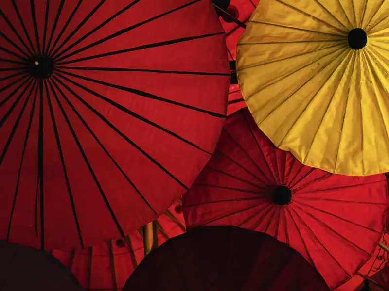 Auf Ihrer Reise sehen Sie Sonnenschirme in verschiedenen Farben.