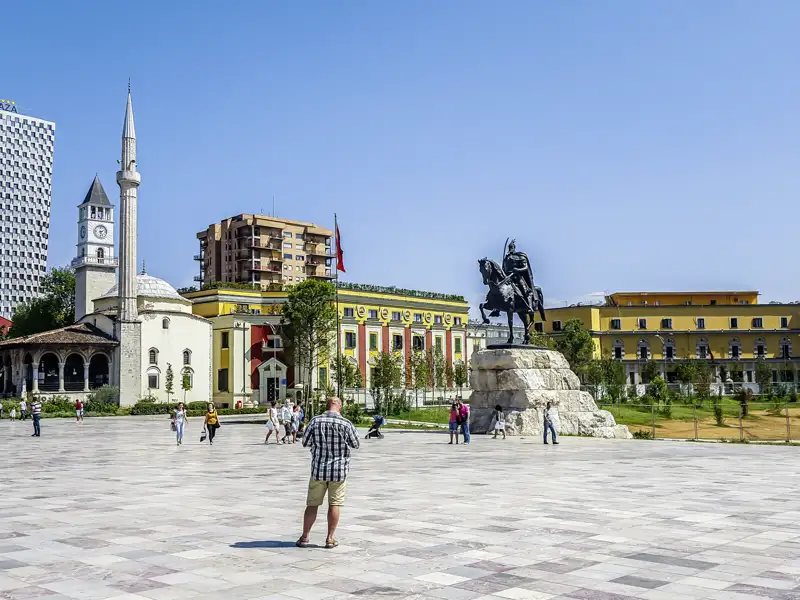 Albaniens Haupstadt Tirana mit dem Skanderbeg-Platz und den Wahrzeichen Uhrturm und Et'hem-Bey-Moschee erkunden wir auf unserer Rundreise.