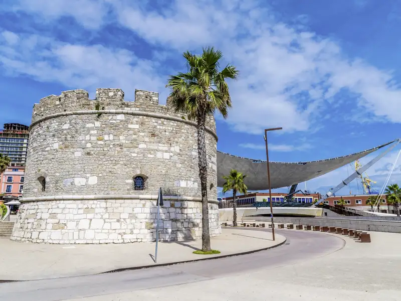 Der venezianische Turm ist einer der Ziele beim Stadtrundgang in Durres bei unserer Rundreise.