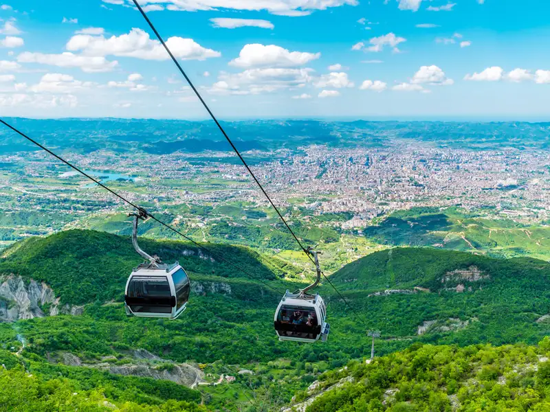 Auf unserer Rundreise bietet eine Seilbahnfahrt  mit dem "Dajti-Express"  einen spektakulären Panoramablick auf die albanische Hauptstadt Tirana und auf die umliegende Landschaft