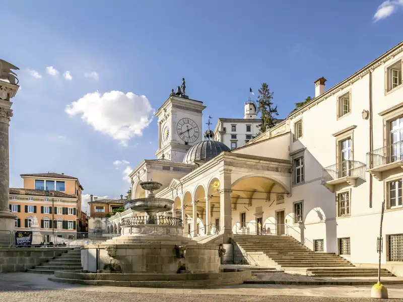 Die Piazza della Libertà in Udine mit der Loggia del Lionello ist eines der Ziele beim Rundgang durch die herausgeputze Altstadt während der Rundreise.