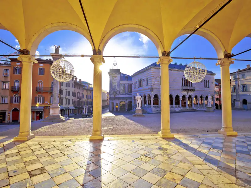 Historische Architektur und der Platz im Zentrum von Udine.