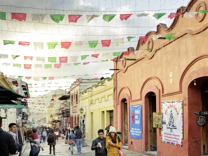 Spazieren Sie durch die bunten Straßen von San Cristóbal de las Casas. Tolle Restaurants, Bars und Shops.