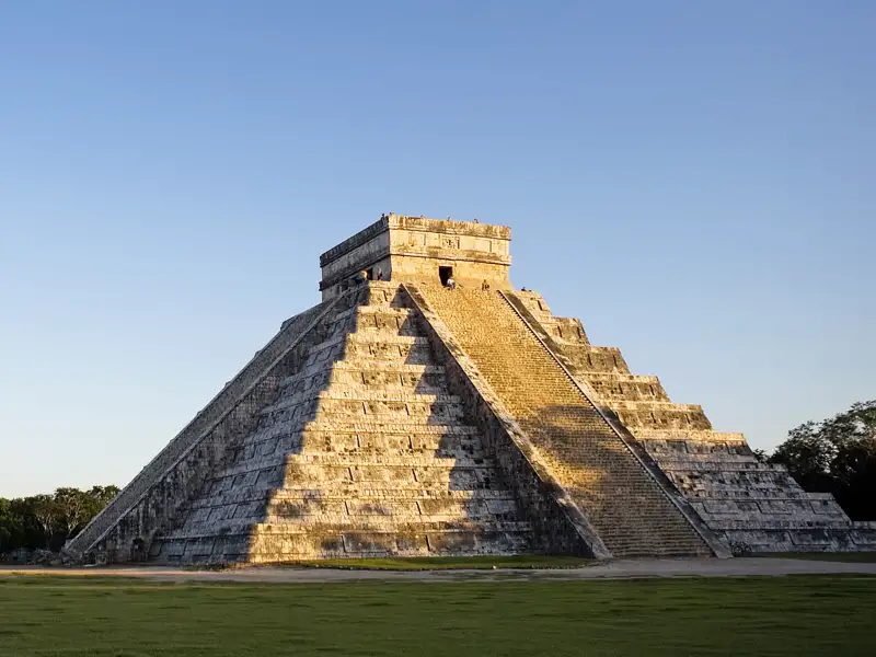 Der zentrale Teil der alten Mayastätte Chichén Itzá mit der Pyramidel des Kukulkán im Licht der untergehenden Sonne. Eine Höhepunkt zum Abschluss der Marco Polo-Rundreise