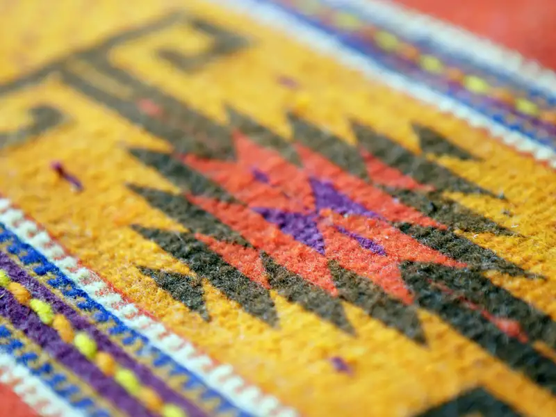 Auf Ihrer Rundreise durch Mexiko können Sie farbenfrohe handgewebte Teppiche und anderes Kunsthandwerk bewundern.