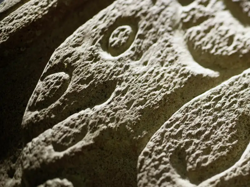 Aud Rundreise in Mexiko, Zeit für ein Detail eines Reliefs an der mexikanischen Ausgrabungsstätte von Monte Albán