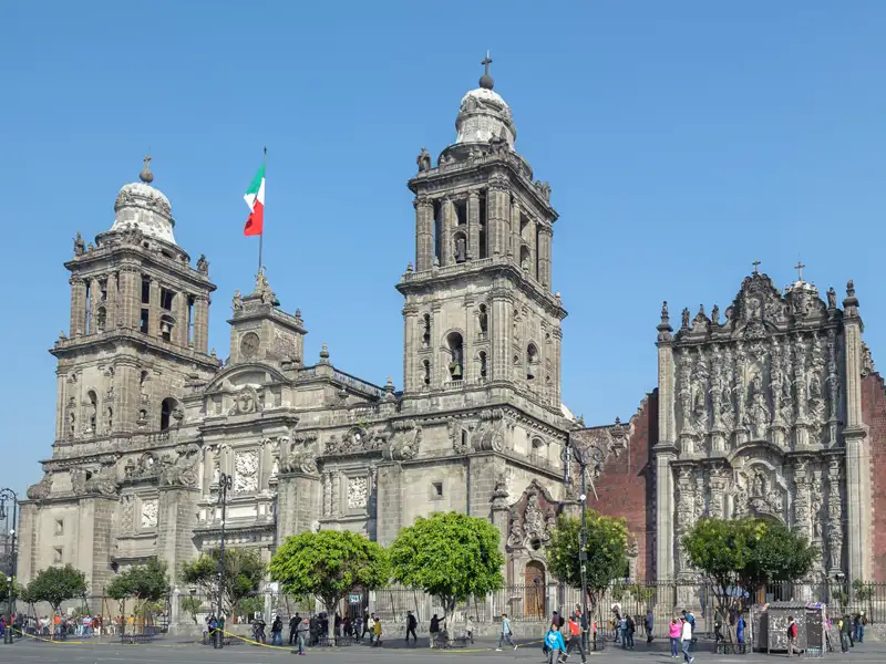 Wir starten unsere Rundreise durch Mexiko an der Kathedrale von Mexiko-Stadt am Hauptplatz Zócalo