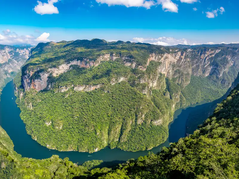 Mit dem Boot erkunden wir auf der Marco Polo Rundreise durch Mexiko den atemberaubenden Sumidero-Canyon