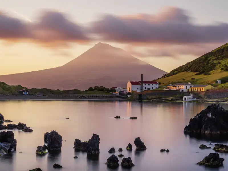 Auf Ihrer Rundreise blicken Sie von Faial aus auf den Vulkan Pico auf der gleichnamigen Nachbarinsel.