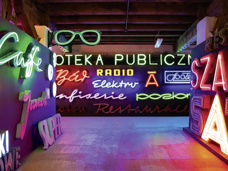 Im angesagtesten Viertel Praga besuchen wir das knallbunte Neon-Museum.