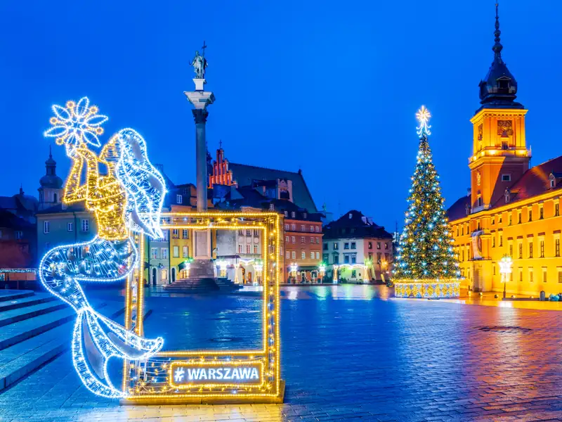 Bei einer Tasse heißer Schokolade können wir uns auf dem Weihnachtsmarkt aufwärmen.