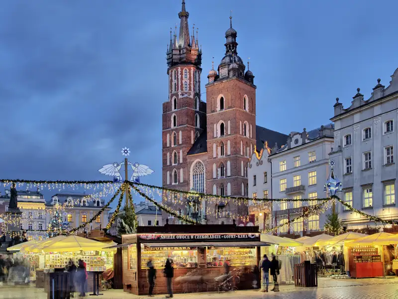 Zwischen Lichterglanz, Holzbuden und dem Duft von Zimt und Mandeln, wärmen wir uns auf dem Weihnachtsmarkt in Krakaus Altstadt mit einem heißen Grzaniec, polnischen Glühwein, auf.