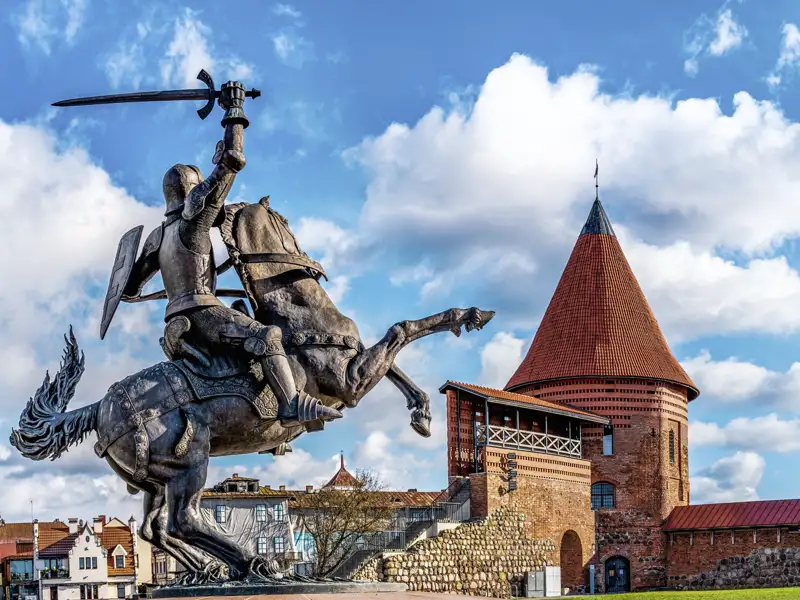 Bei Ihrer Rundreise durch das Baltikum machen Sie eine Stadtrundfahrt durch Tallinn: in der Oberstadt der Domberg mit Schloss, Alexander-Newski-Kathedrale sowie unzähligen Palästen, in denen einst die Ritter residierten; unten die engen Gassen der Altstadt, die fast komplett von einer Stadtmauer mit wehrhaften Türmen umschlossen werden.