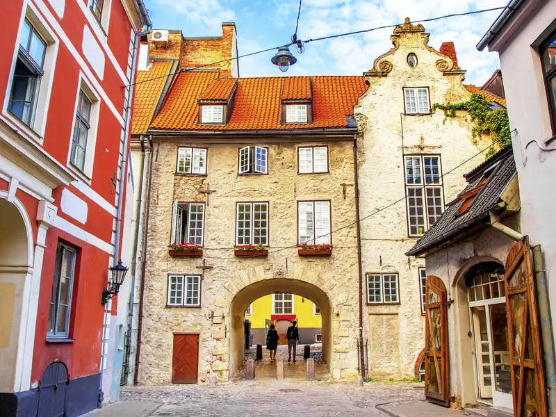 Bei Ihrer Rundreise durch das Baltikum erkunden wir bei einem Stadtrundgang die Altstadt Rigas - leuchtende Fassaden der Kontor-, Gilde- und Bürgerhäuser. Auch das Rigaer Schloss, der Schwedenturm, die Petrikirche und das Schwedentor sind Teil unseres Rundgangs.